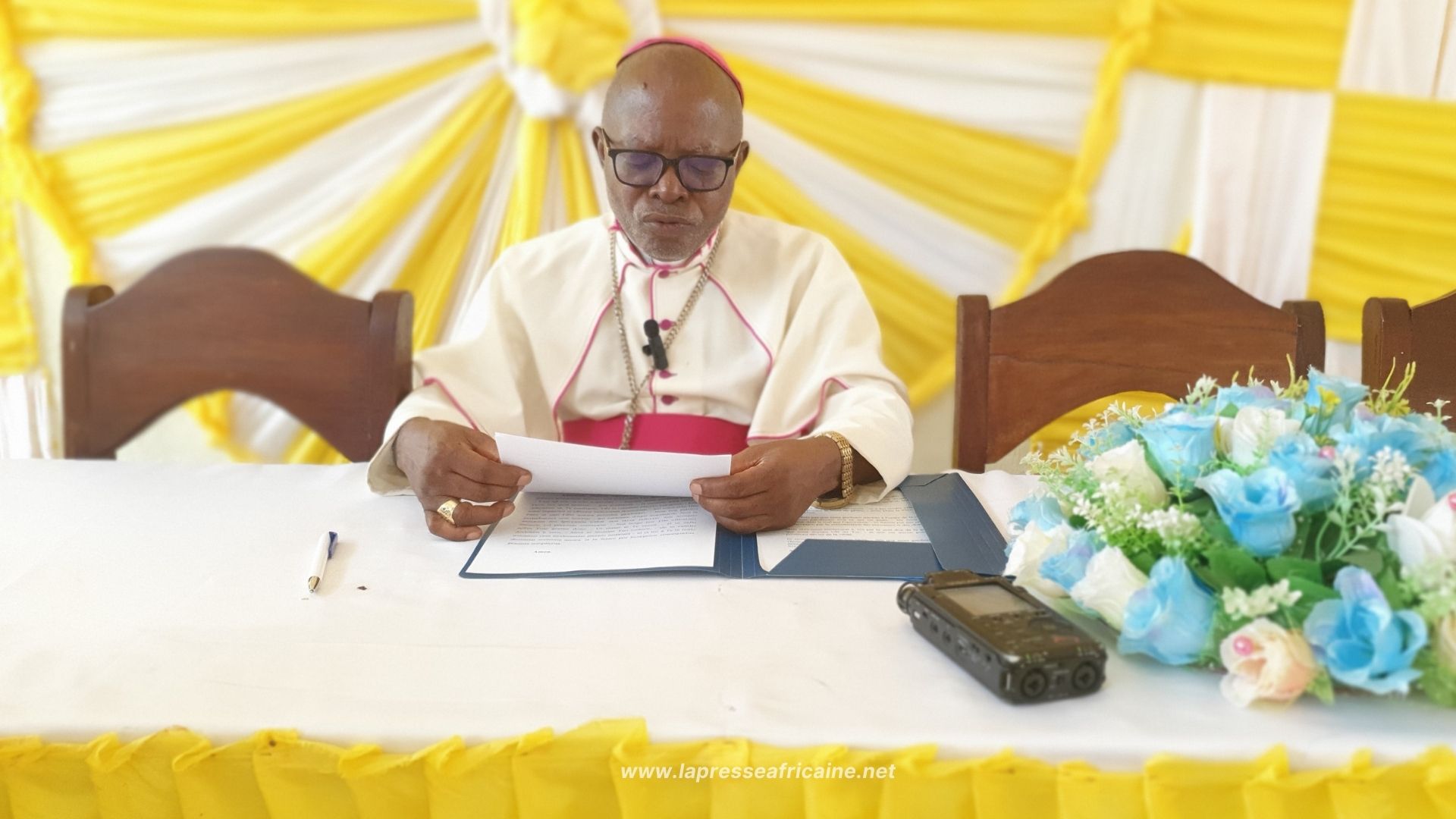 Uvira : Monseigneur Sébastien Joseph Muyengo appelle à la paix face à la panique et à la violence