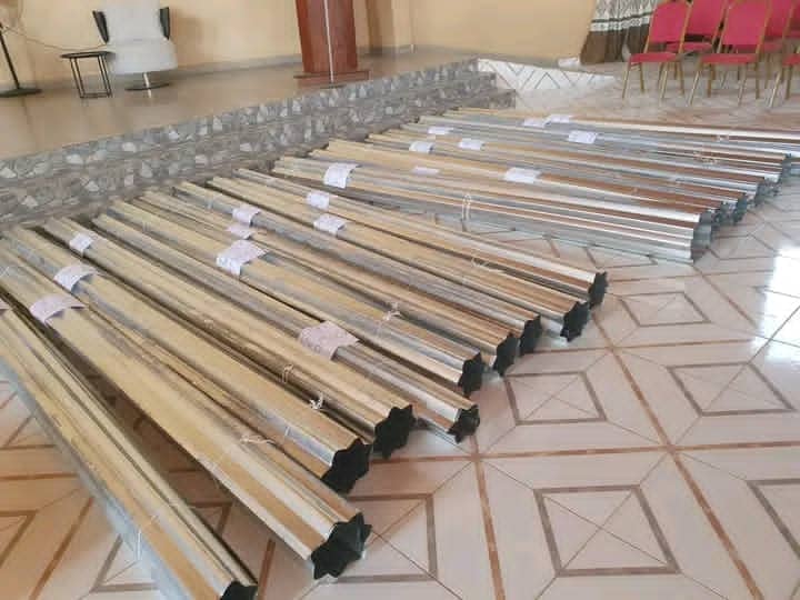 Maniema : le gouvernement provincial fait une dotation des tôles et autres équipements numérique aux écoles grâce aux frais de solidarités