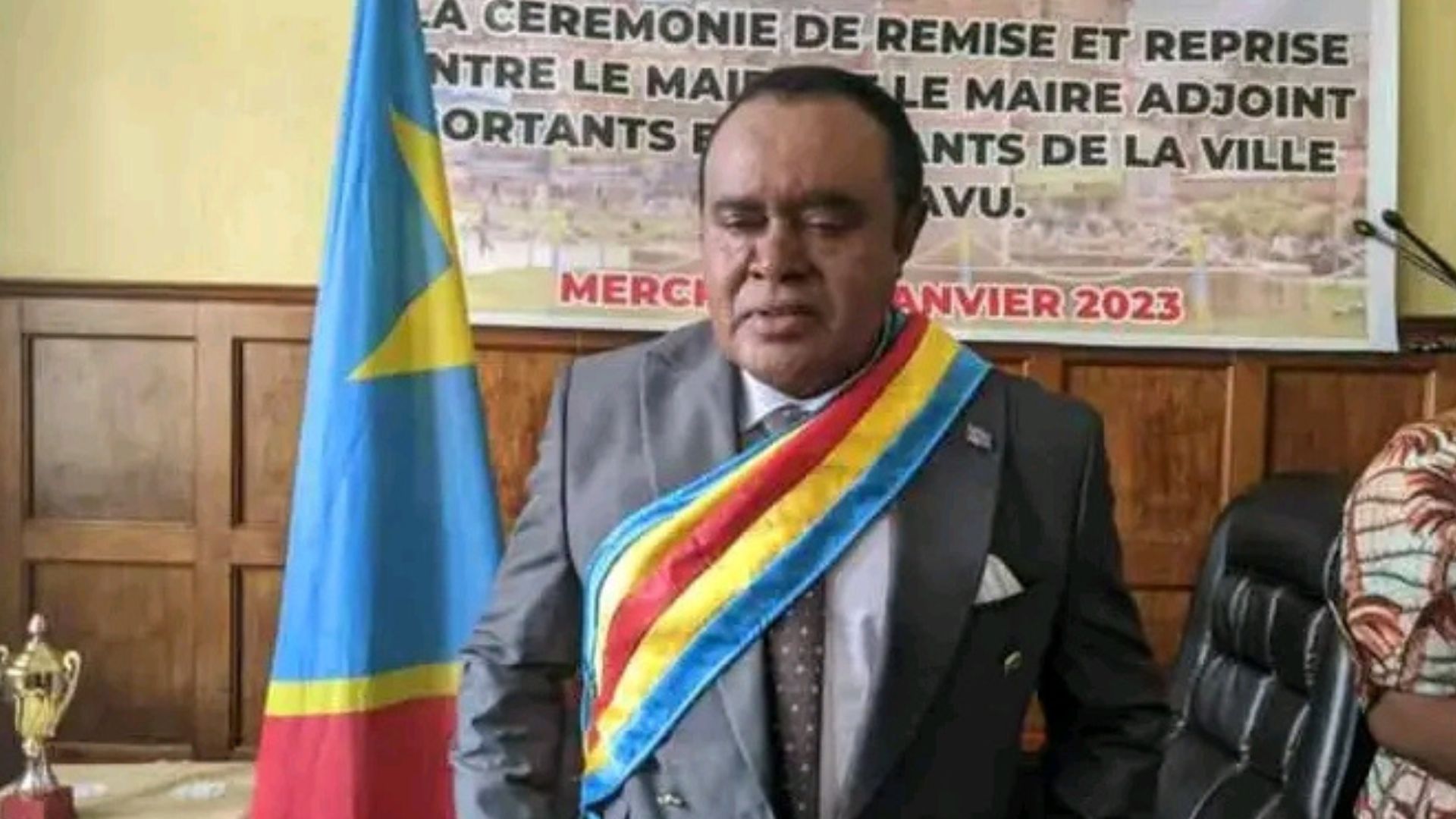 Bukavu : le maire félicite la députée Béatrice Nanvano pour avoir intercepté un camion qui jetait des immondices 