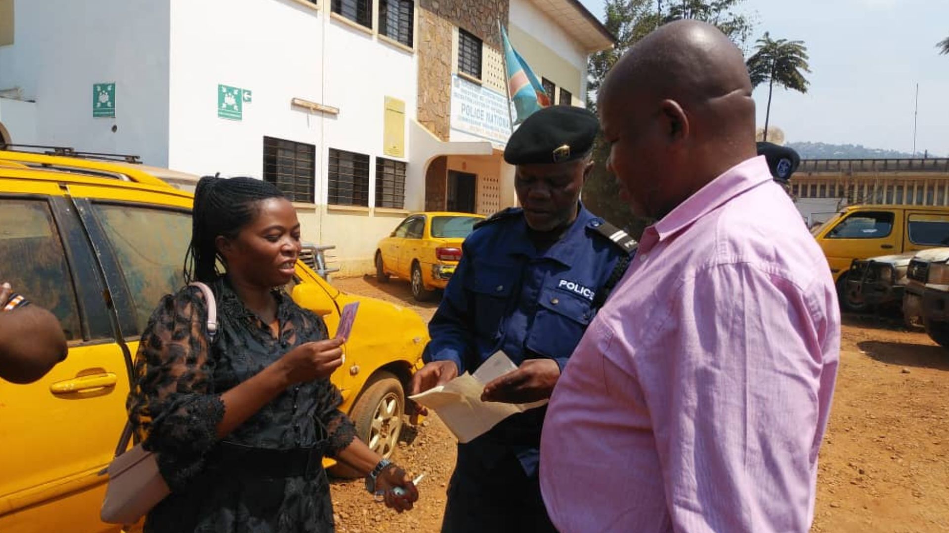 Bukavu : en cours de route, la députée Béatrice Nanvano Nyakarema intercepte un camion qui jette des immondices et le remet à la Mairie