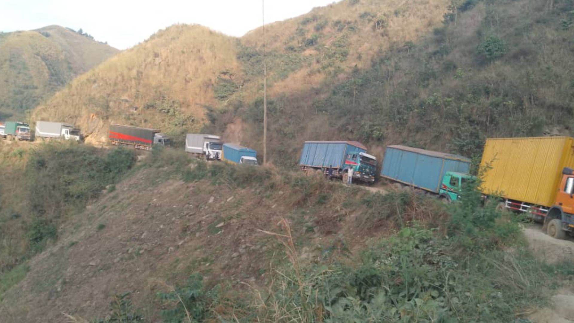 Une centaine de véhicules coincés dans les escarpements de Ngombo au Sud-Kivu : les utilisateurs de la RN5 expriment leur souffrance