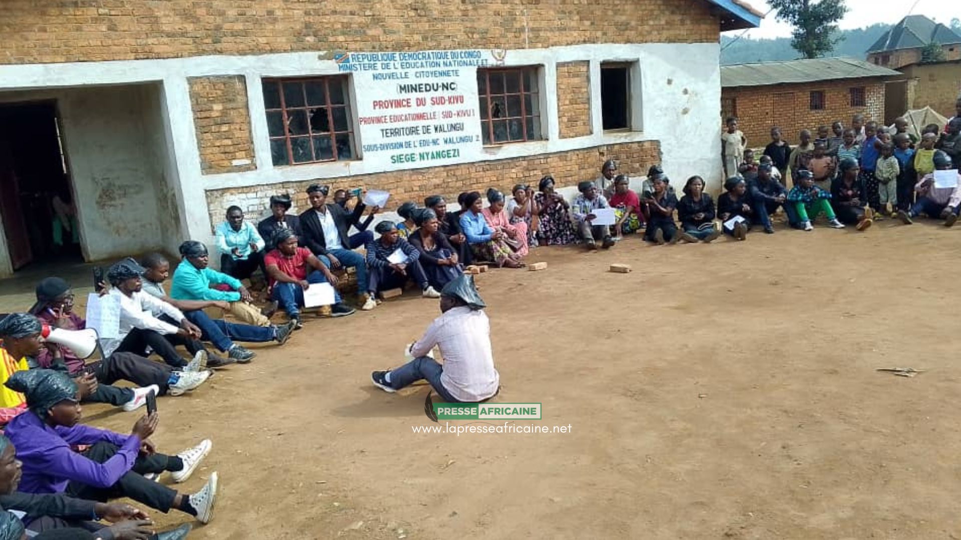 Nyangezi : les enseignants de la sous-division éducationnelle Walungu2 en sit-in devant le bureau du Sous Proved