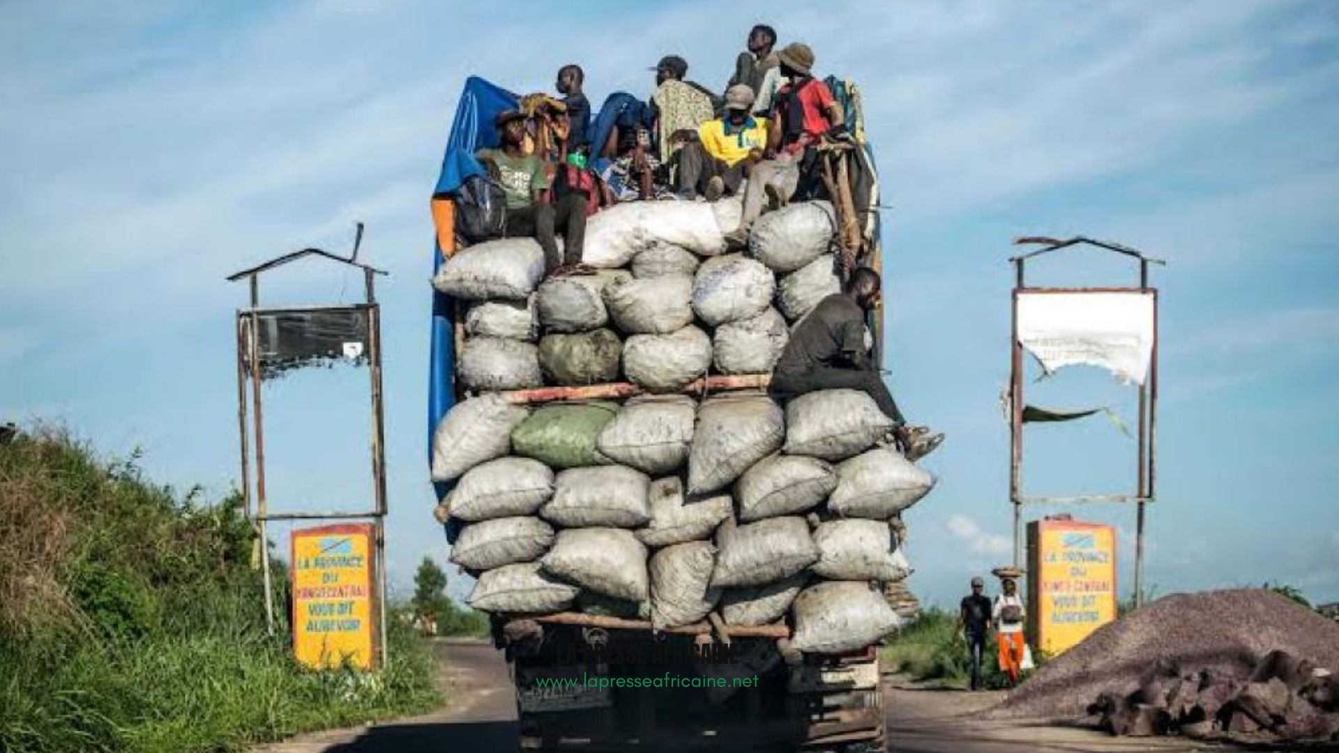 Nord-Kivu : une taxe obligatoire de 300 à 400 $ pour libre passage des camions et 5 $ pour les motos qui fréquentent les zones occupées par les M23 (Aimé Mukanda)