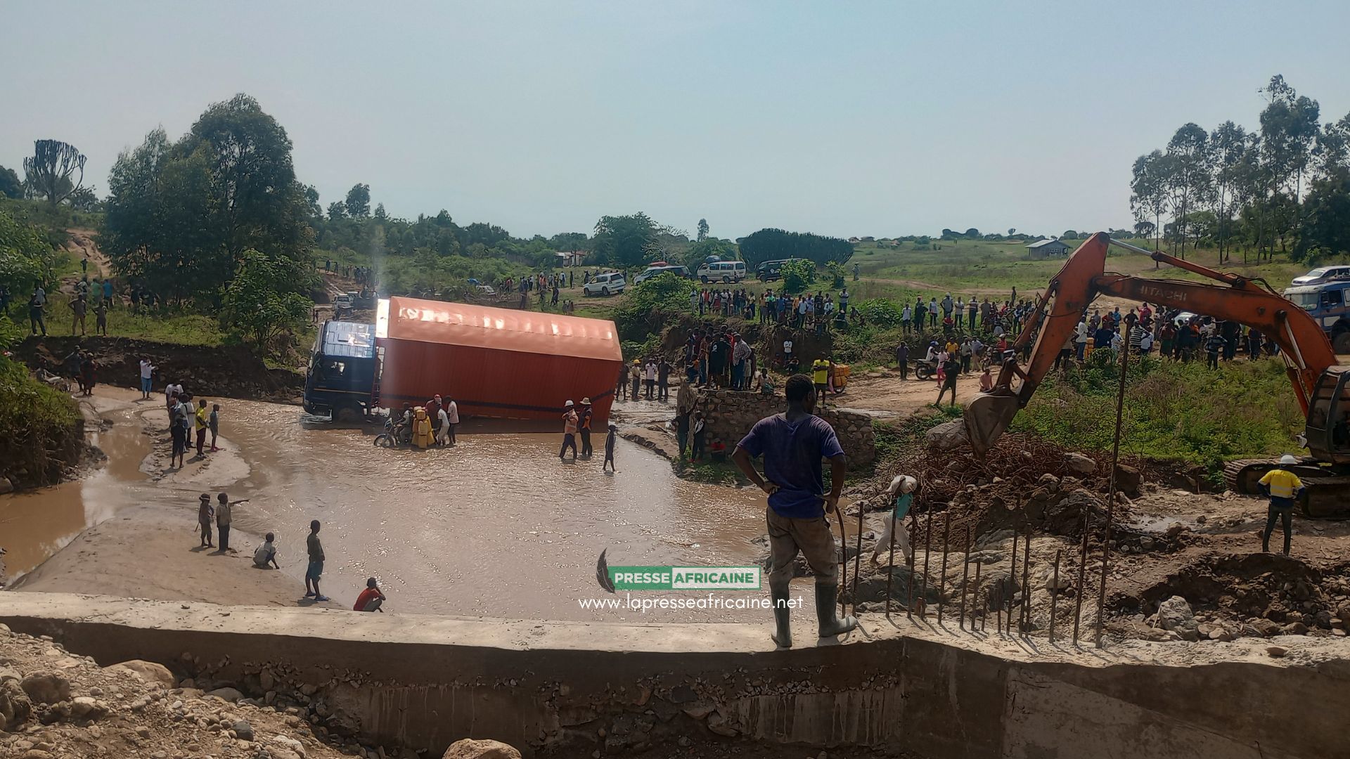 Uvira: plusieurs véhicules sont coincés sur la route n°5 à Runingru suite à la coupure de la route au pont Kavuguvugu.
