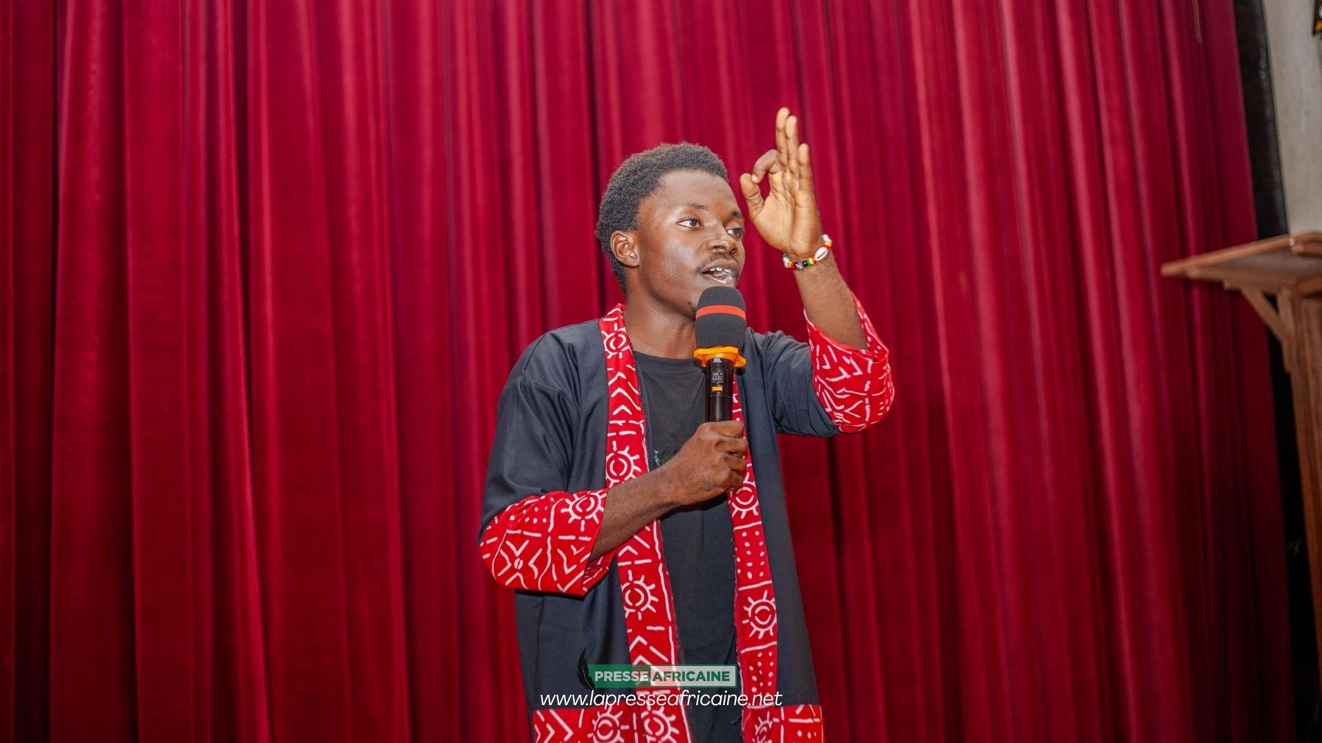 Humour : « Hyppolite Bakari traite des sujets sérieux avec légèreté » 