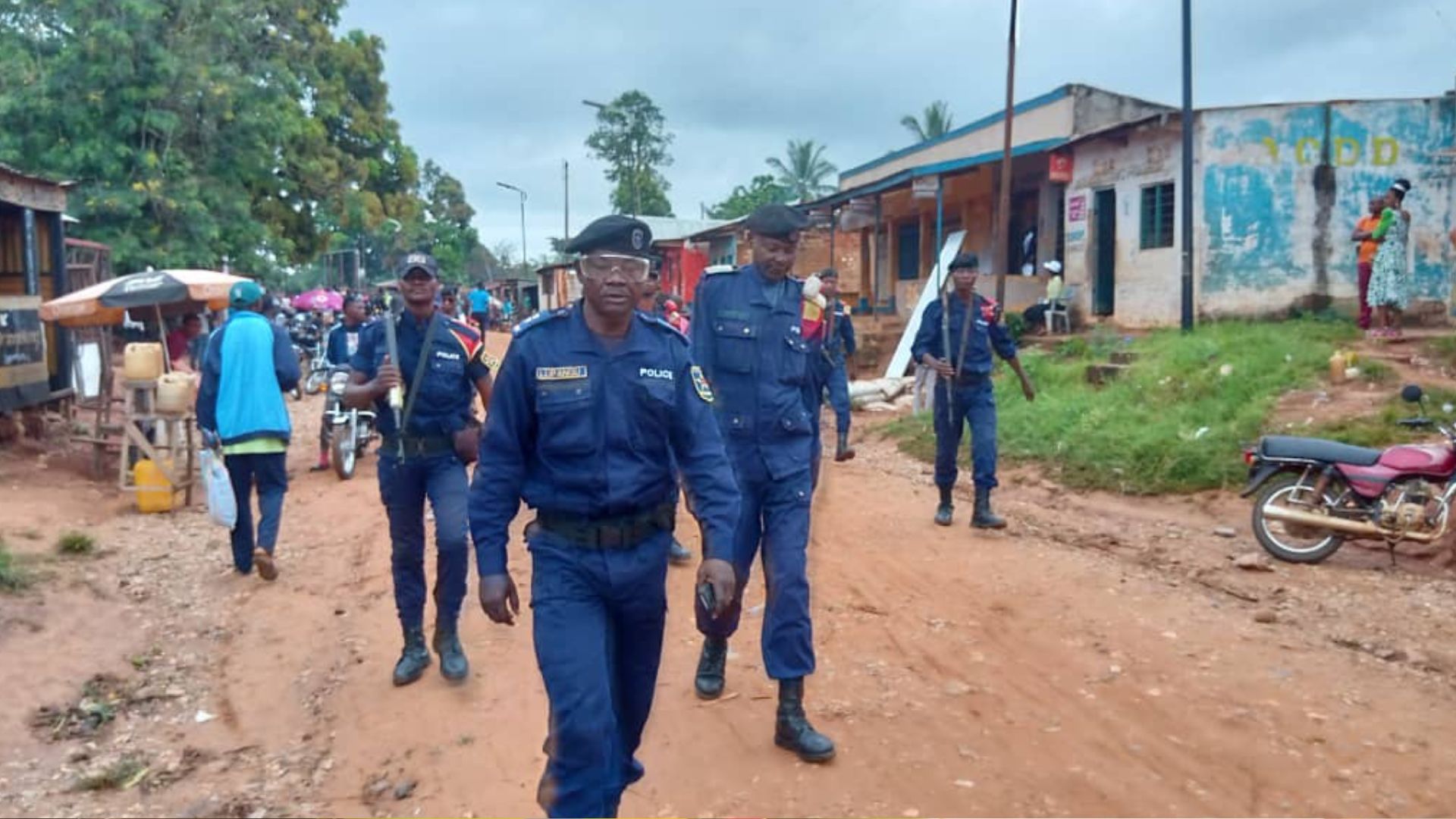 Kasaï oriental : à Tshitenge, la police empêche la marche des militants de Congo Espoir qui contestent l'invalidation de Serge Mukendi.